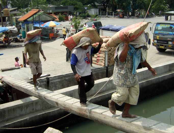 Sejumlah buruh di Pelabuhan Sunda Kelapa, Jakarta, sedang menaikkan