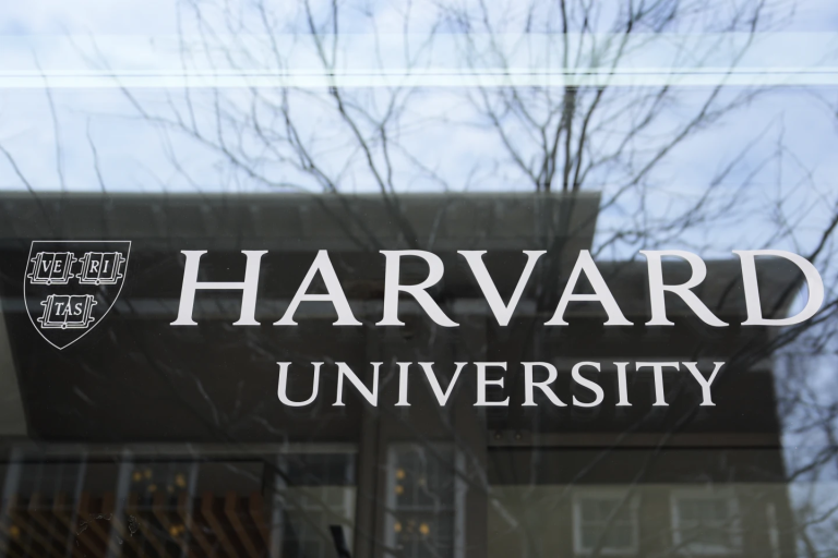 universitas harvard menang atas larangan Trump