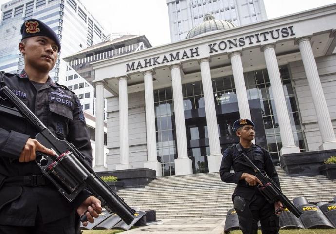 mk putuskan polisi tak boleh duduki jabatan sipil