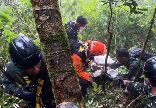 basarnas evakuasi korban pesawat atr 42-500