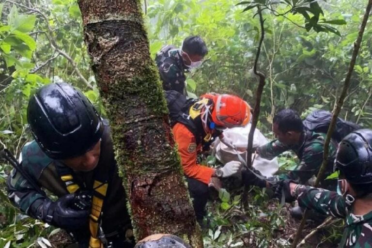 basarnas evakuasi korban pesawat atr 42-500