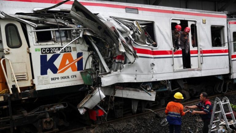 kecelakaan kereta di bekasi timur